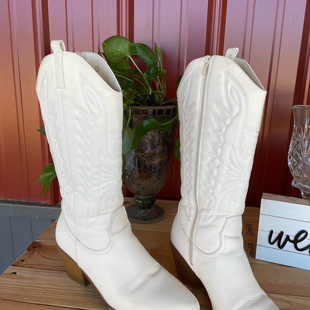 Tinstree Women's White Western Cowboy Boots - Classic Stitch Detail. Size 10 - Picture 2 of 8
